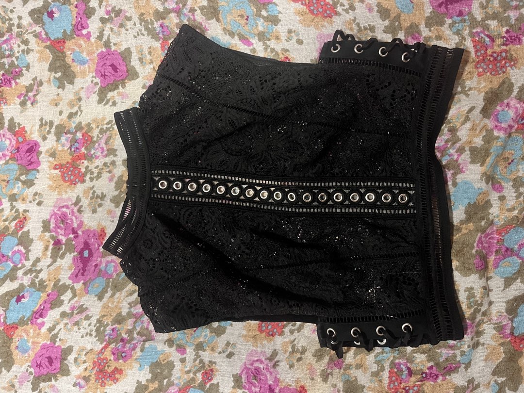 whimsy goth ruffle crop top photo 2